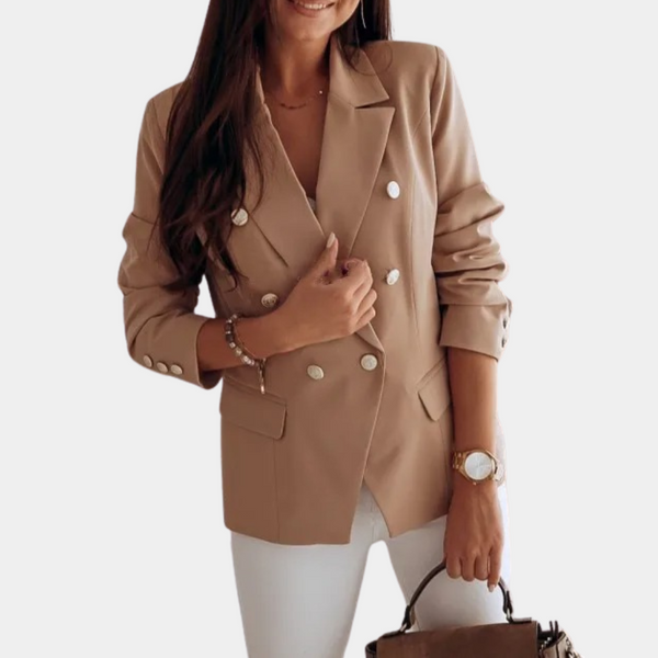 Vrouw in khaki blazer met dubbele rij knopen, witte broek en bruine tas. Stijlvolle damesmode, zakelijke outfit, trendy kleding.