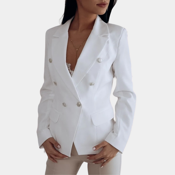 Vrouw in elegante witte blazer met dubbele rij knopen, stijlvolle zakelijke outfit, modieuze dameskleding, geschikt voor kantoor en formele gelegenheden.