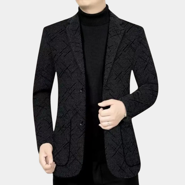 Zwarte herenjasje met visgraatpatroon, gedragen over een zwarte coltrui. Stijlvolle zakelijke outfit, geschikt voor formele gelegenheden.