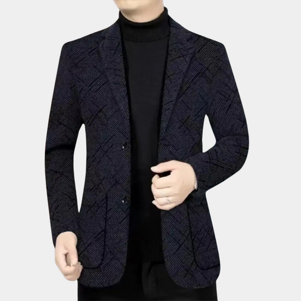 Blauwe herenjasje met ruitpatroon, gedragen over een zwarte coltrui. Stijlvolle zakelijke outfit, geschikt voor formele gelegenheden.