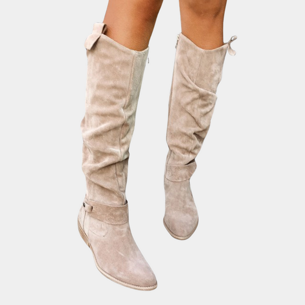 Beige suède knielaarzen voor dames met platte hak en ritssluiting, modieuze en comfortabele laarzen voor dagelijks gebruik.