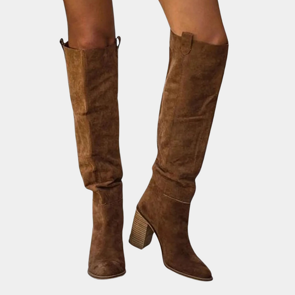 Bruine suède knielaarzen met blokhak, stijlvolle dameslaarzen, modieuze herfst- en winterkleding, comfortabele pasvorm, trendy schoeisel.