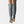 Grijze suède knielaarzen met blokhak, gedragen door model. Trendy damesmode, comfortabele hoge laarzen, perfect voor herfst- en winteroutfits.