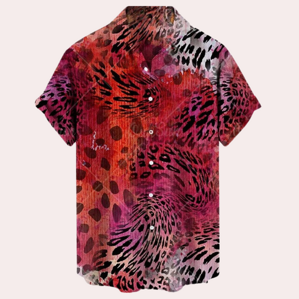 Kleurrijk herenoverhemd met korte mouwen, abstracte dierenprint in rood, roze en zwart. Perfect voor zomermode en casual outfits.