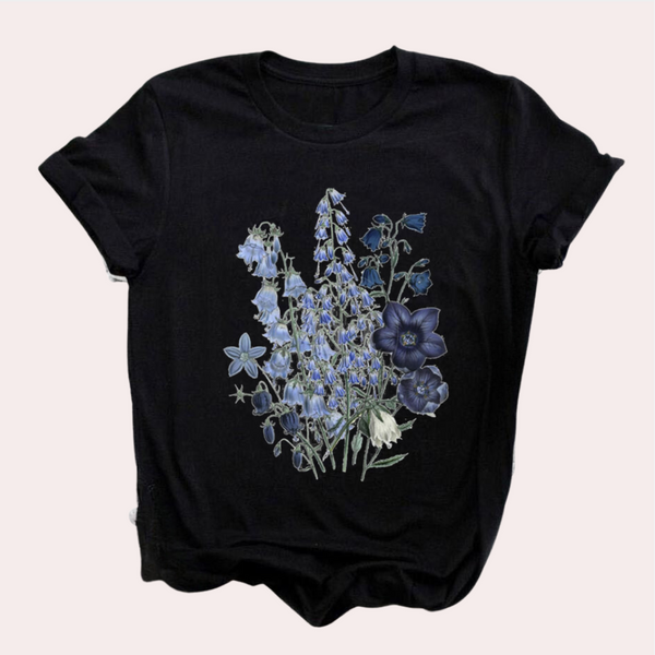 Zwarte T-shirt met blauwe bloemenprint, damesmode, casual kleding, botanisch ontwerp, korte mouwen, trendy en stijlvol, katoen.