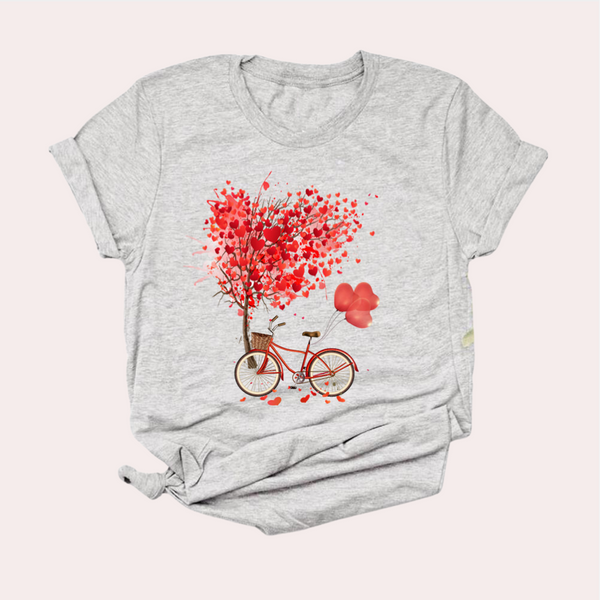 Grijs T-shirt met rode fiets en boom van hartvormige bladeren. Perfect voor Valentijnsdag, casual mode, romantische kledingstijl.
