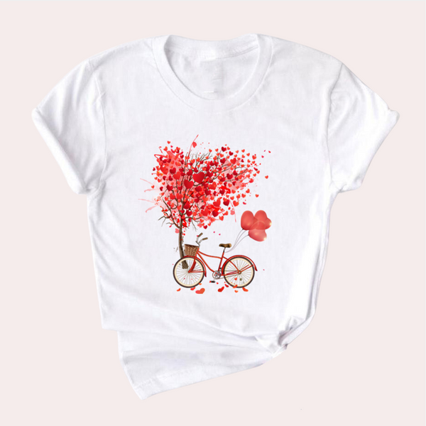 Witte T-shirt met rode fiets en hartvormige boomprint, romantisch ontwerp, casual mode, dameskleding, Valentijnsdag cadeau-idee.