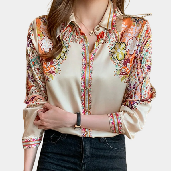 Vrouw in kleurrijke blouse met bloemenprint, lange mouwen en kraag, gecombineerd met zwarte jeans. Modieuze dameskleding, casual stijl.