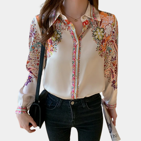 Vrouw in kleurrijke blouse met bloemenprint, lange mouwen en kraag, gecombineerd met zwarte jeans. Modieuze dameskleding, casual stijl.