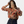 Vrouw in bloemenblouse met lange mouwen en hoge taille jeans, maakt selfie. Modieuze dameskleding, casual stijl, trendy outfit.