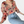 Vrouw in bloemenblouse en blauwe jeans, modetrend 2023. Stijlvolle outfit met kleurrijke bloemenprint, casual en elegant voor dagelijks gebruik.