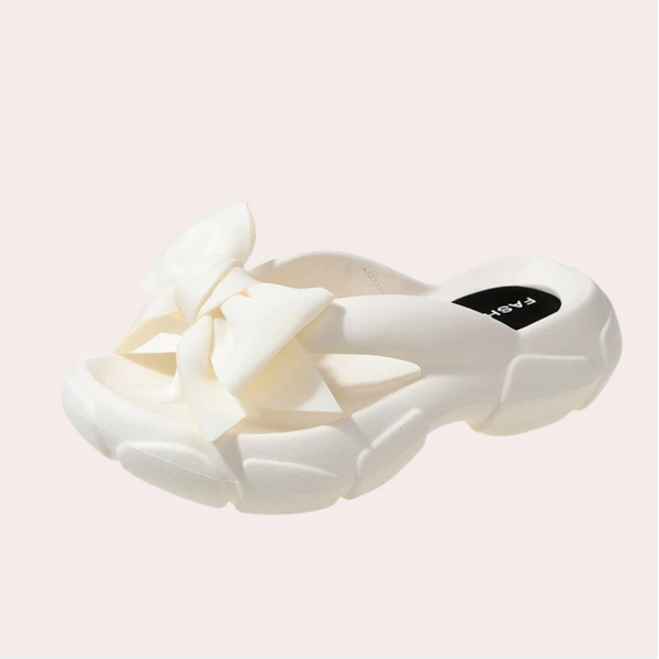 Witte damessandaal met dikke zool en strik, modieuze zomerschoen, comfortabel en stijlvol, perfect voor casual en trendy outfits.