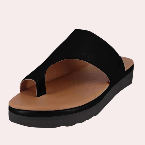 Zwarte leren dames slipper met open teen en comfortabele zool, ideaal voor zomerse casual outfits. Perfecte keuze voor stijl en comfort.
