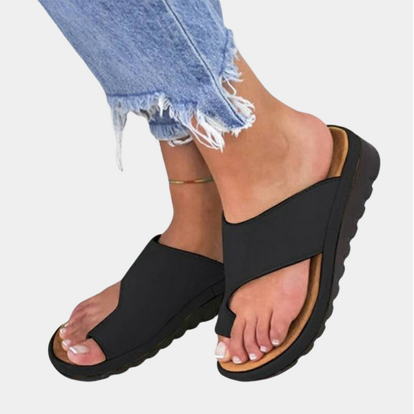 Zwarte dames sandalen met dikke zool, open teen en comfortabele pasvorm. Perfect voor casual zomeroutfits. Trendy en stijlvol schoeisel.