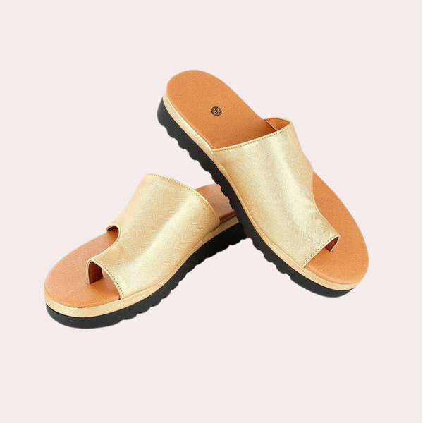 Gouden dames sandalen met open teen en comfortabele zool, perfect voor zomerse dagen. Stijlvolle en modieuze slippers voor dagelijks gebruik.