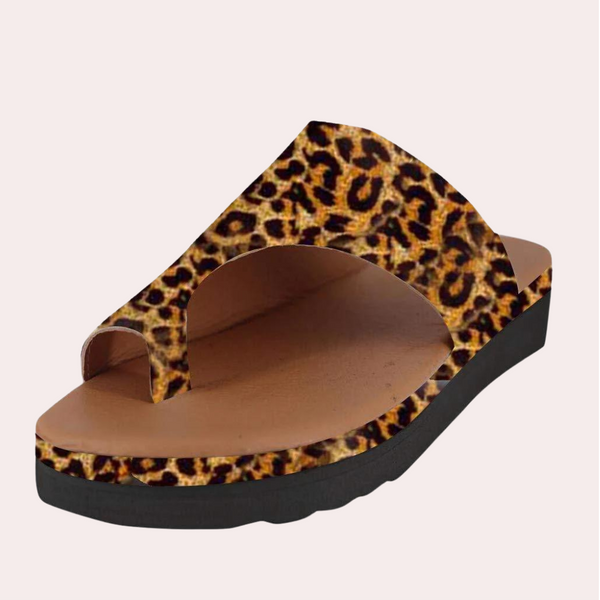 Leopardprint slipper met open teen en zwarte zool, trendy damesmode, comfortabele zomerschoen, perfect voor casual en stijlvolle outfits.