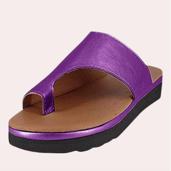 Paarse leren damessandaal met open teen en comfortabele zool, ideaal voor zomerse casual outfits. Trendy en stijlvol schoeisel.