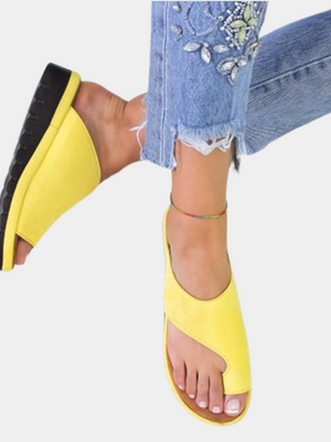 Gele dames sandalen met open teen en zwarte zool, gedragen met geborduurde jeans. Trendy zomerschoenen voor casual outfits.
