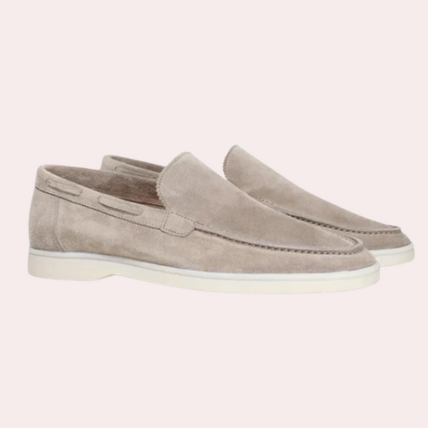 Beige suède loafers voor heren, stijlvolle instappers met witte zool. Perfect voor casual en formele gelegenheden. Comfortabele en modieuze schoenen.