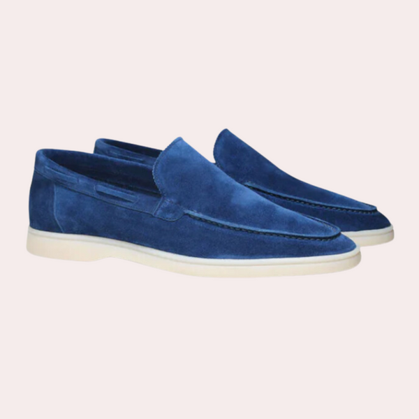 Donkerblauwe suède loafers met witte zool, stijlvolle herenschoenen, casual en formele mode, comfortabele pasvorm, luxe uitstraling.