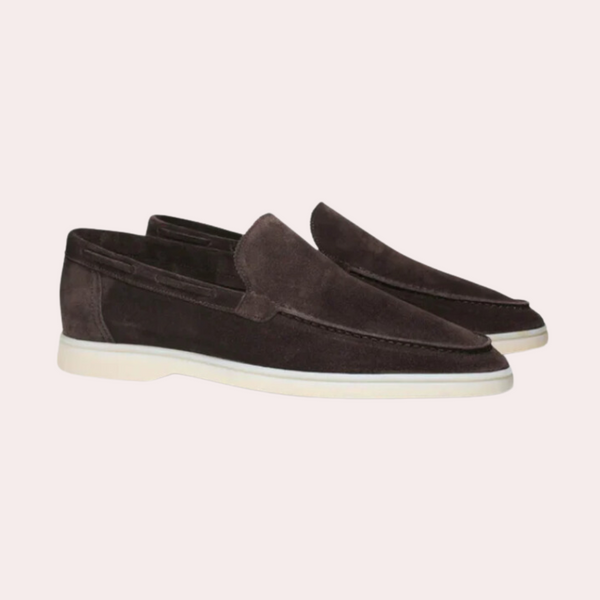 Donkerbruine suède loafers met witte zool, stijlvolle herenschoenen, casual en formeel, comfortabele pasvorm, modieuze keuze voor elke gelegenheid.