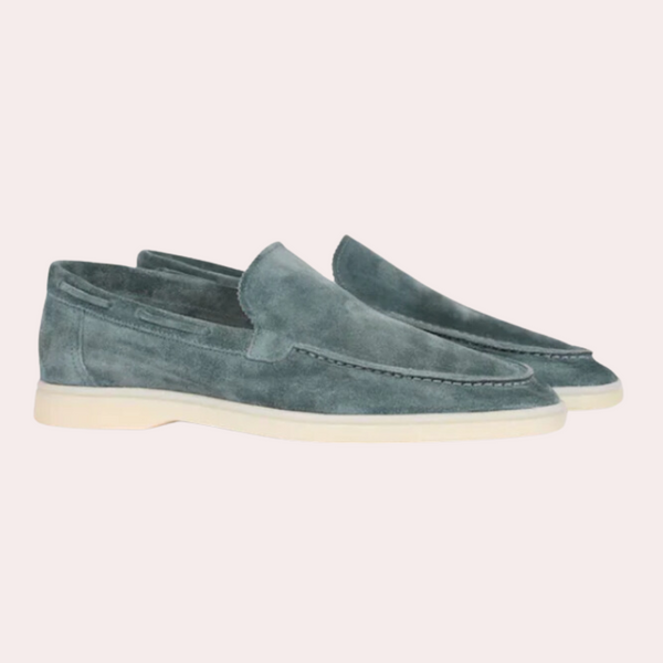 Turquoise suède loafers voor heren met witte zool, stijlvolle casual schoenen, comfortabele pasvorm, perfect voor dagelijks gebruik en modebewuste mannen.