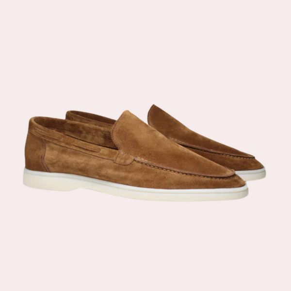 Bruine suède loafers met witte zool, stijlvolle herenschoenen, casual en elegant design, perfect voor dagelijks gebruik en formele gelegenheden.
