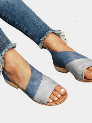 Blauwe en grijze dames sandalen met open teen, gedragen met gerafelde jeans. Comfortabele zomerschoenen, trendy en casual stijl.
