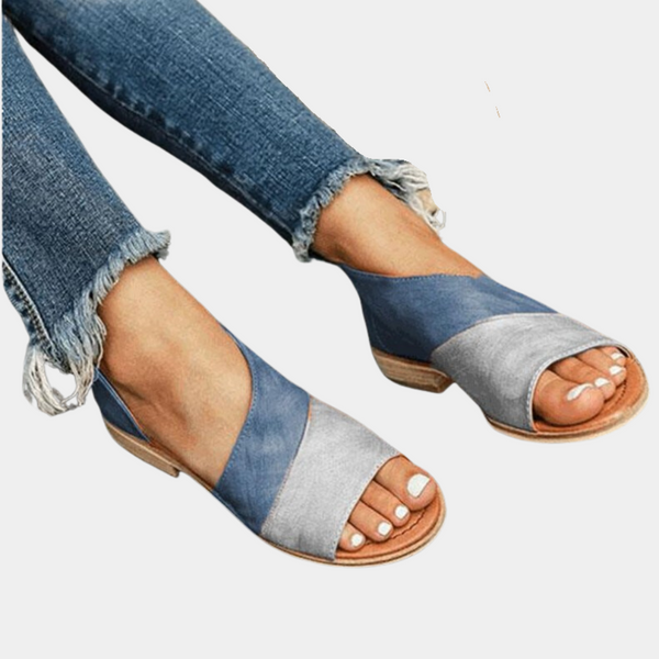 Blauwe en grijze dames sandalen met open teen, gedragen met gerafelde jeans. Comfortabele zomerschoenen, trendy en casual stijl.