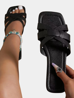 Zwarte leren sandalen met gevlochten bandjes, rechthoekige neus en lage hak. Perfect voor zomerse outfits en casual gelegenheden.