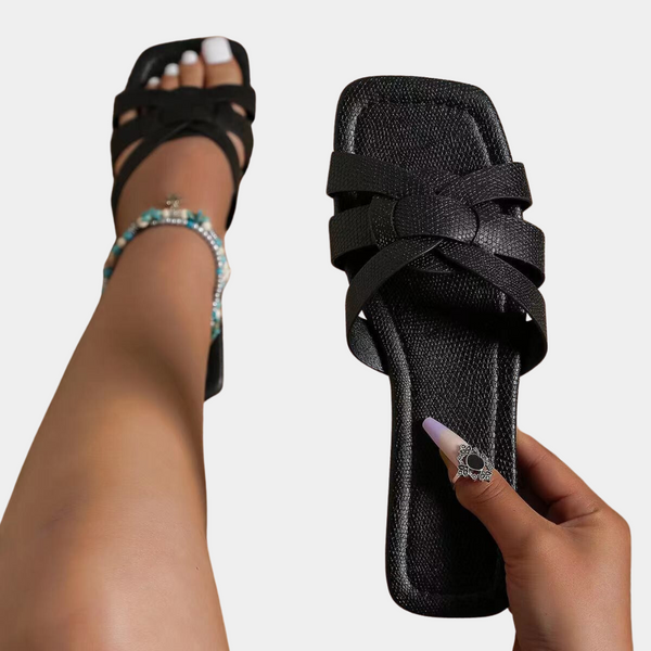 Zwarte leren sandalen met gevlochten bandjes, rechthoekige neus en lage hak. Perfect voor zomerse outfits en casual gelegenheden.