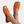 Oranje leren sandalen met gevlochten bandjes, gedragen aan voeten met enkelarmband. Stijlvolle zomerschoenen voor dames.