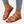 Bruine leren sandalen voor dames met gespsluiting, gedragen met jeans. Trendy zomerschoenen, comfortabel en stijlvol voor casual outfits.