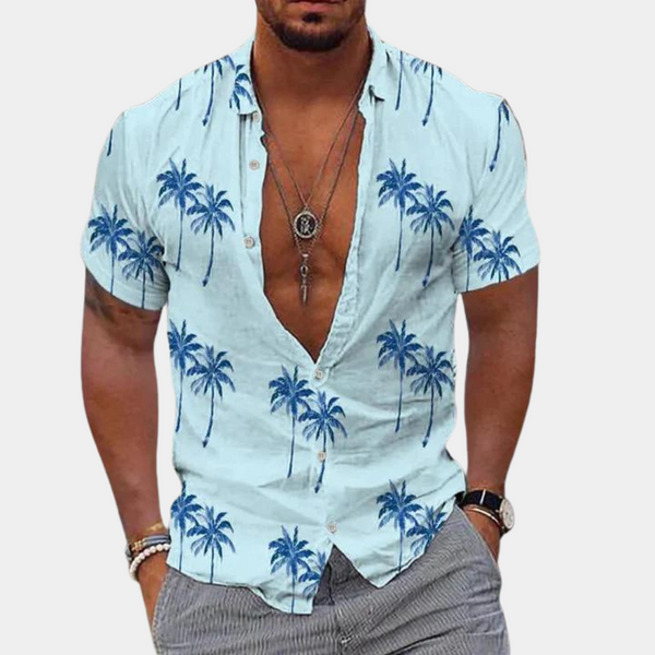 Lichtblauw herenoverhemd met korte mouwen en blauwe palmboomprint, casual zomermode, perfect voor strandvakanties en tropische uitstapjes.