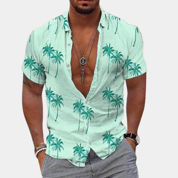 Groene herenoverhemd met palmbomenprint, korte mouwen en open kraag. Perfect voor zomerse casual outfits en strandmode.