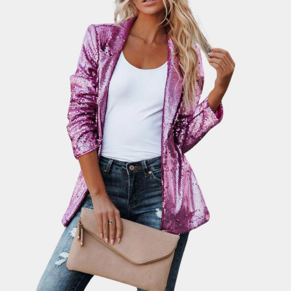 Vrouw in roze paillettenblazer, witte top en gescheurde jeans, houdt beige clutch vast. Modieuze dameskleding, trendy outfit.