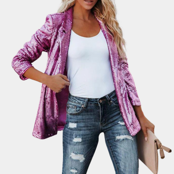 Roze pailletten blazer voor dames, gecombineerd met een witte top en gescheurde jeans. Modieuze outfit voor feestelijke gelegenheden.