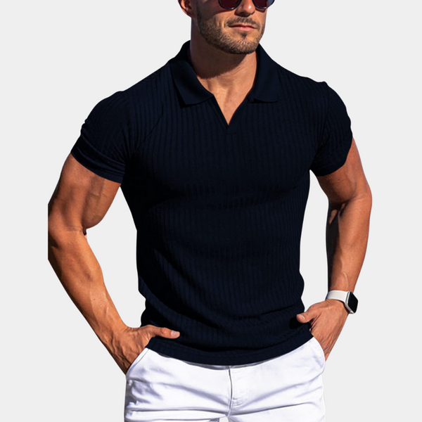 Man in zwarte polo en witte shorts, draagt een horloge en zonnebril. Stijlvolle herenkleding, casual zomeroutfit, mode voor mannen.