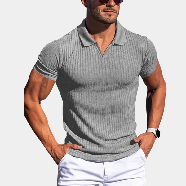 Grijze geribbelde polo voor heren, korte mouwen, gedragen door man met zonnebril en horloge, casual zomerlook, mode 2023.