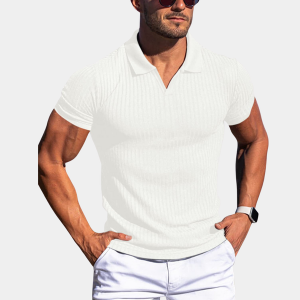 Witte herenpolo met korte mouwen, gedragen door man met zonnebril. Perfect voor zomerse casual outfits. Comfortabele en stijlvolle pasvorm.