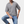 Grijze herenpolo met korte mouwen en V-hals, gecombineerd met blauwe denim shorts. Moderne casual herenkleding, comfortabele zomeroutfit.