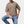 Man in khaki trui met V-hals en korte mouwen, gecombineerd met blauwe denim shorts. Modieuze casual herenkleding, zomeroutfit.
