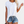 Vrouw in witte T-shirt met borstzak en blauwe denim shorts. Casual zomeroutfit, modetrend, comfortabele kleding voor dames.