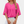 Vrouw in roze blouse met wijde mouwen, witte broek en beige clutch. Modieuze dameskleding, casual stijl, trendy outfit voor lente/zomer.