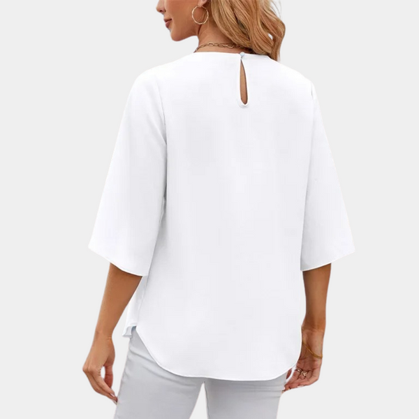 Witte damesblouse met driekwartmouwen en ronde hals, achteraan een knoopsluiting. Ideaal voor casual en zakelijke outfits. Elegante damesmode.