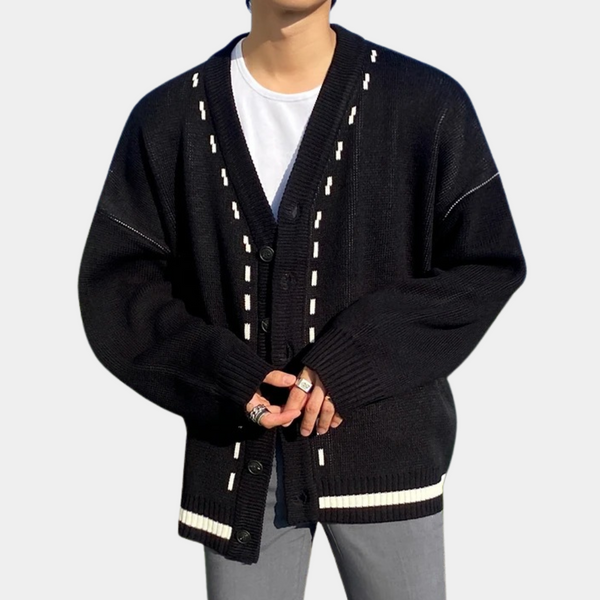 Zwarte oversized cardigan met witte stiksels, V-hals en knoopsluiting. Trendy herenkleding, perfect voor casual en stijlvolle outfits.