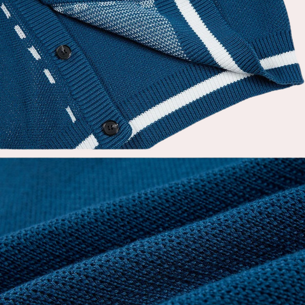 Blauwe gebreide trui met witte strepen en zwarte knopen, close-up textuur. Hoogwaardige herenkleding, stijlvol en comfortabel ontwerp.