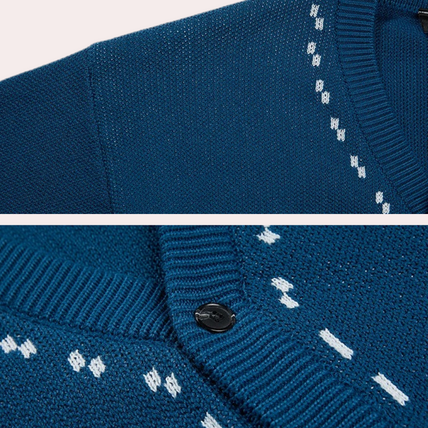 Blauwe gebreide trui met witte stippen, knoopsluiting en geribbelde kraag. Hoogwaardige herenkleding, stijlvol en comfortabel.
