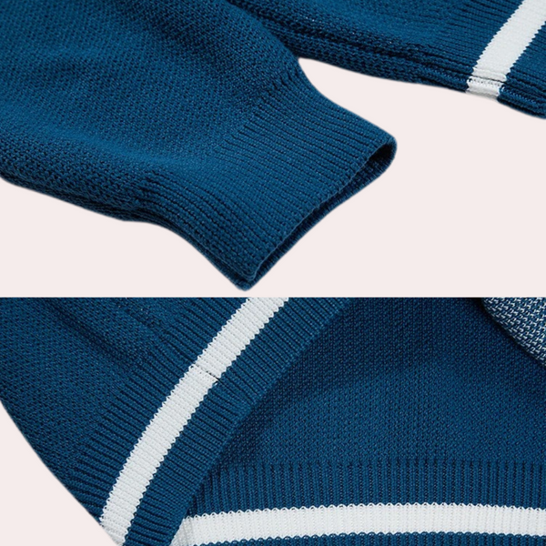 Blauwe gebreide trui met witte strepen, close-up van mouw en zoom. Hoogwaardige stof, modieuze herenkleding, wintermode essentials.
