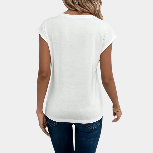 Witte dames T-shirt, korte mouwen, gedragen door model, achterkant zichtbaar. Casual mode, comfortabele pasvorm, ideaal voor dagelijks gebruik.